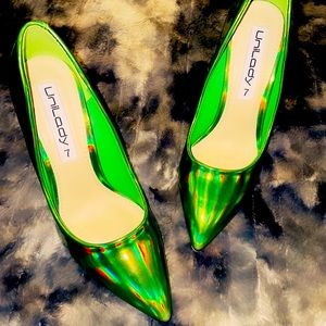St Patrick’s 🍀 green hologram pumps